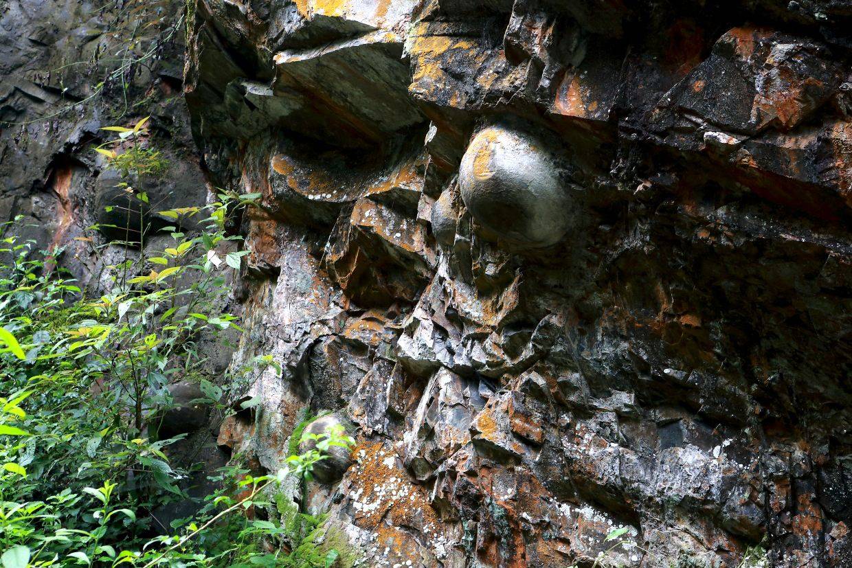 神秘的产蛋崖，贵州三都水族自治县，巍巍的陡崖里藏着的千年之谜
