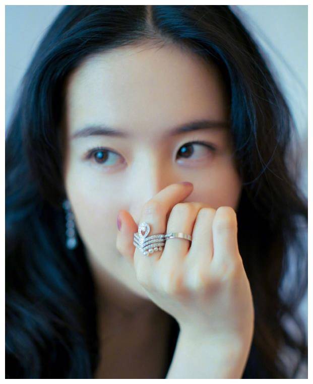 仙女姐姐刘亦菲发型穿搭风格可盐可甜高贵典雅女神气质依旧