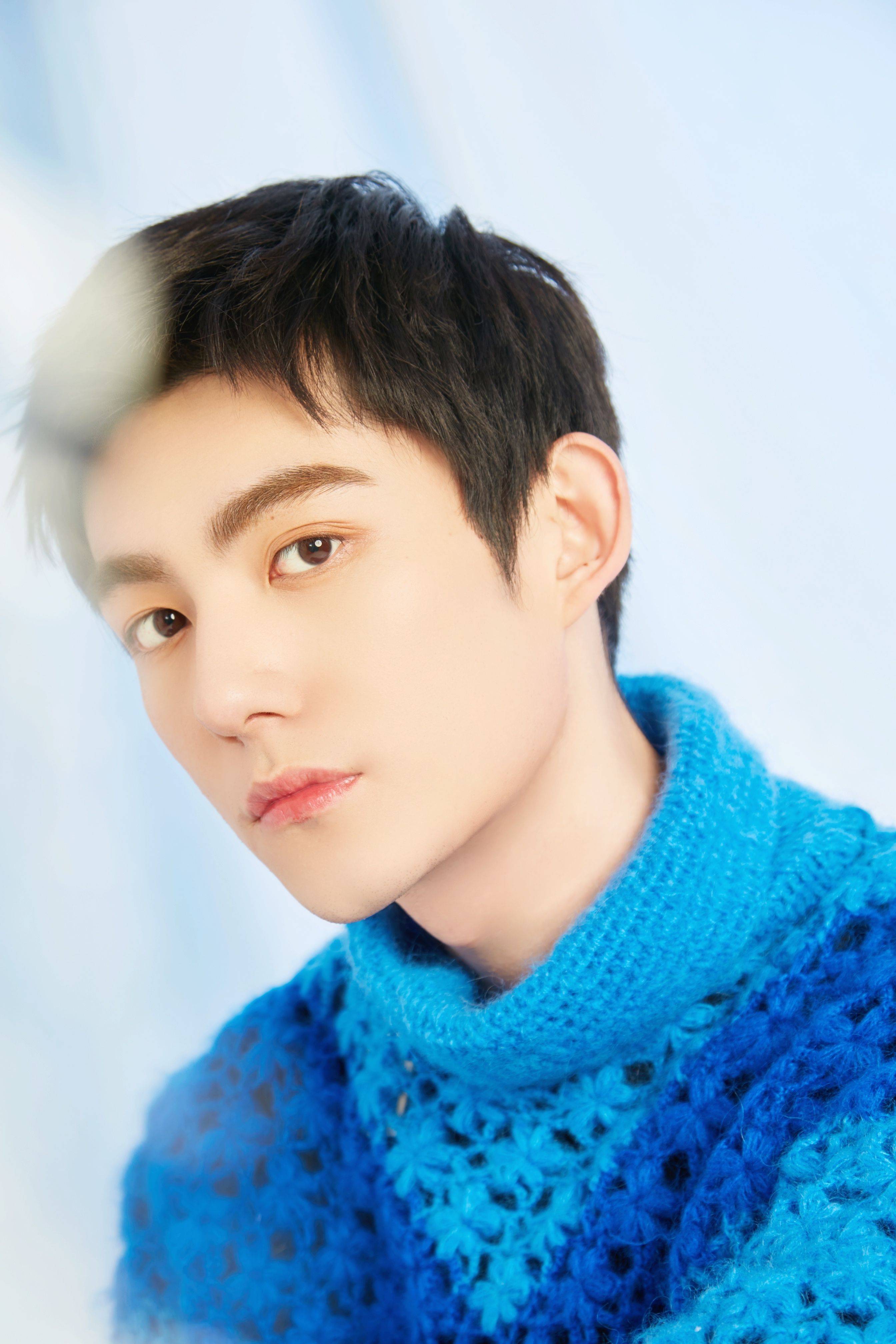 马浩东清冷蓝调氛围感写真 光影明暗之间尽显随性态度_青春_气质_感觉