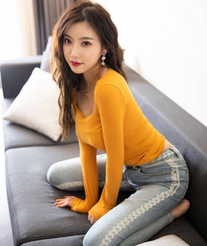 成熟的女人最迷人小姐姐牛仔裤秀出性感身材美得好有气质