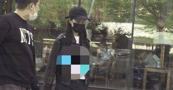 原创张小斐开百万豪车买咖啡网友调侃咱妈富了