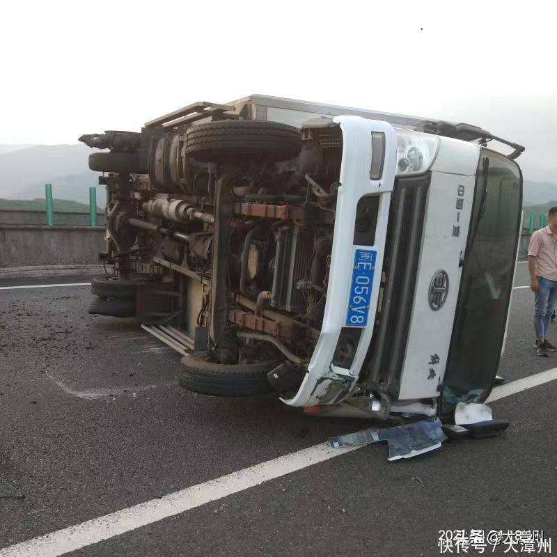 事发平和国强路段一货车运载沃柑高速翻车