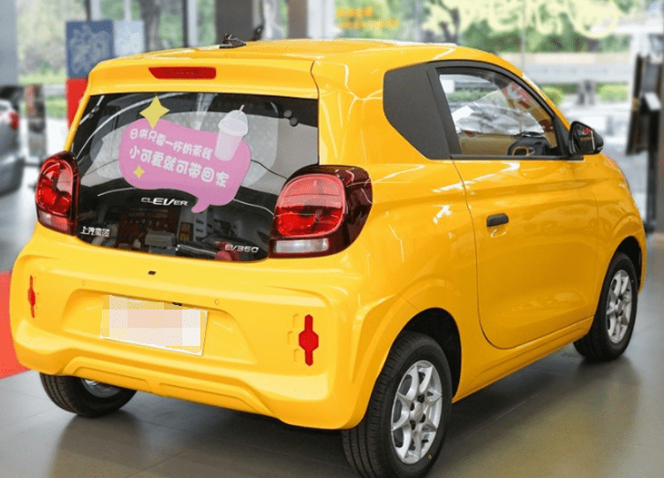 科莱威clever 311km元气啵啵版,拥有两款车色,分别