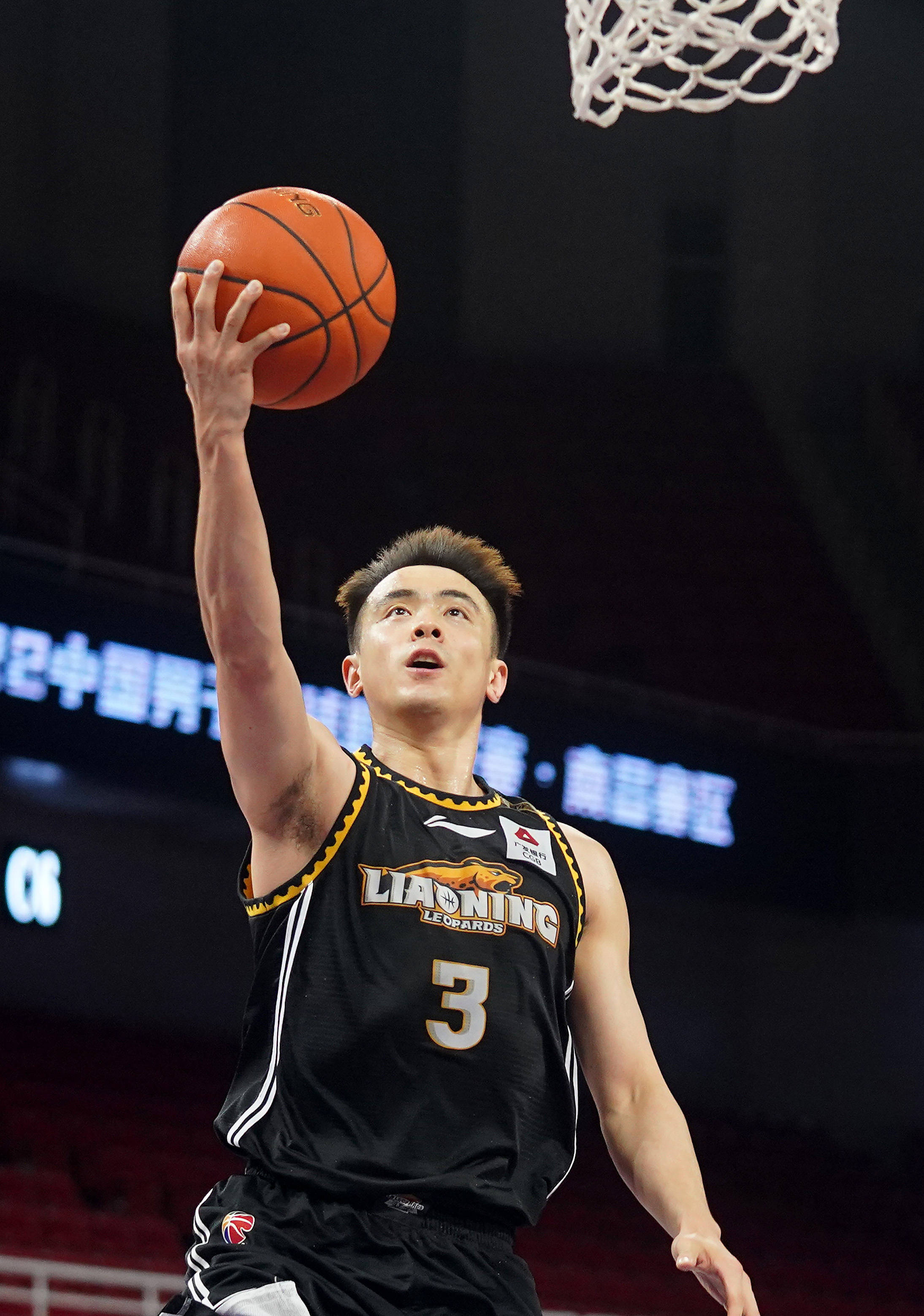 浪漫满屋,cba总决赛fmvp载誉回家,美妻豪车接送,岳母放炮欢迎_赵继伟