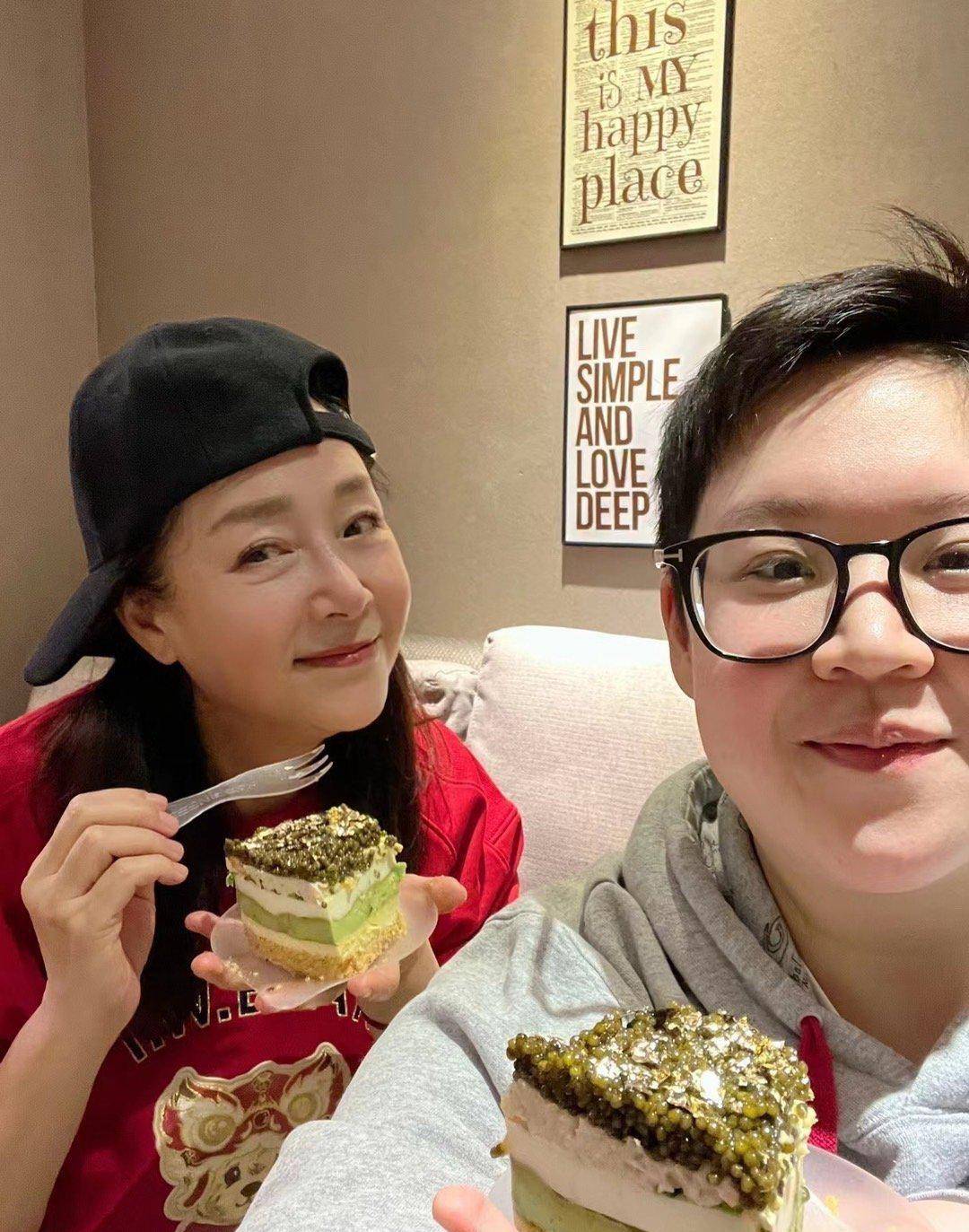 马伊琍在小区内为恬妞女儿剪发手法娴熟_剪刀_大风_发型