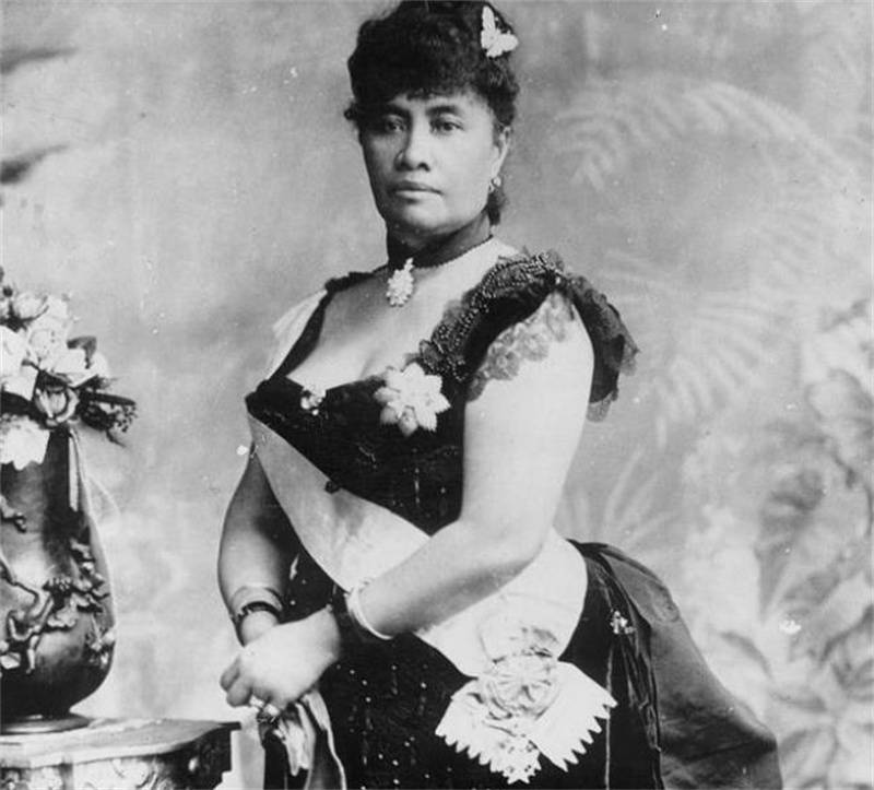1893年,作为夏威夷王国的最后一任君主,莉莉乌欧卡拉尼女王在桑福德