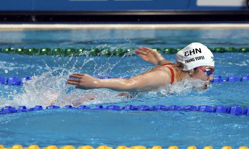 中国一姐太强了,泳池同台竞技完爆男队友,首秀领跑世界_张雨霏_蝶泳