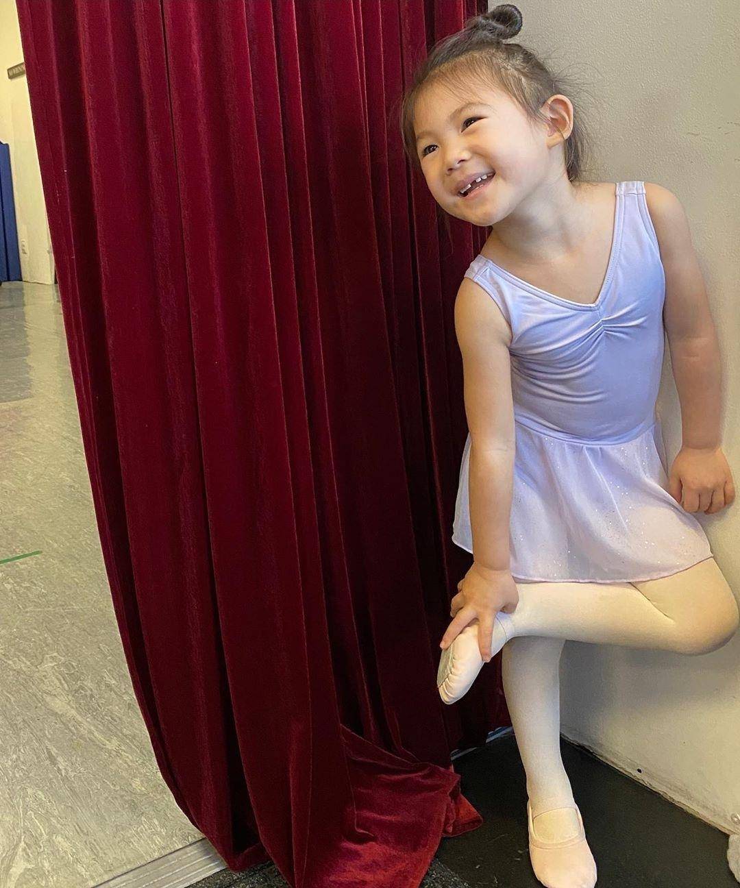 alaia下个月就要满3周岁了,早早地开始学芭蕾,估计以后会学更多的才艺