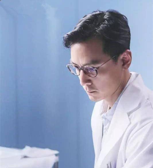 肿瘤君》中饰演熊顿的主治医生梁大夫,这也是吴彦祖首次穿上白大褂