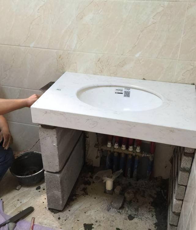 老师傅演示卫生间砖砌洗手台,防潮结实,自己做至少省几百块钱_步骤