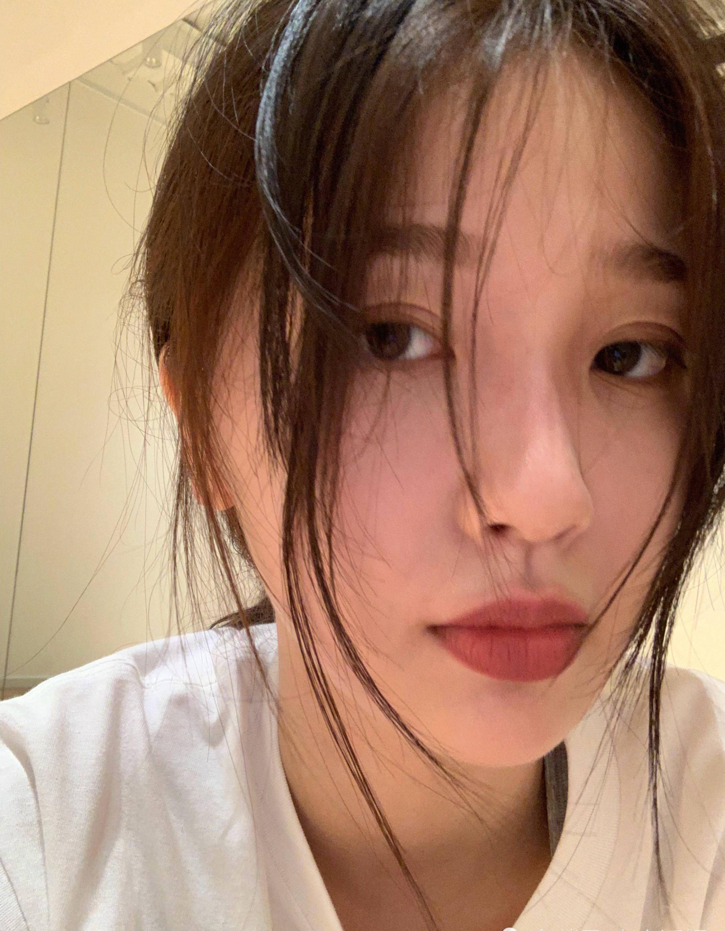 原创虞书欣穿古装对镜自拍却忘记打开美颜24岁的真颜捂不住了