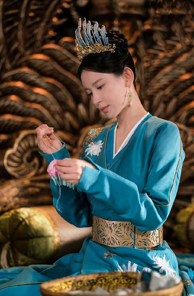 第一部的前魔宗圣女夏天出场就觉得挺端庄大气的,除了前魔宗圣女这个