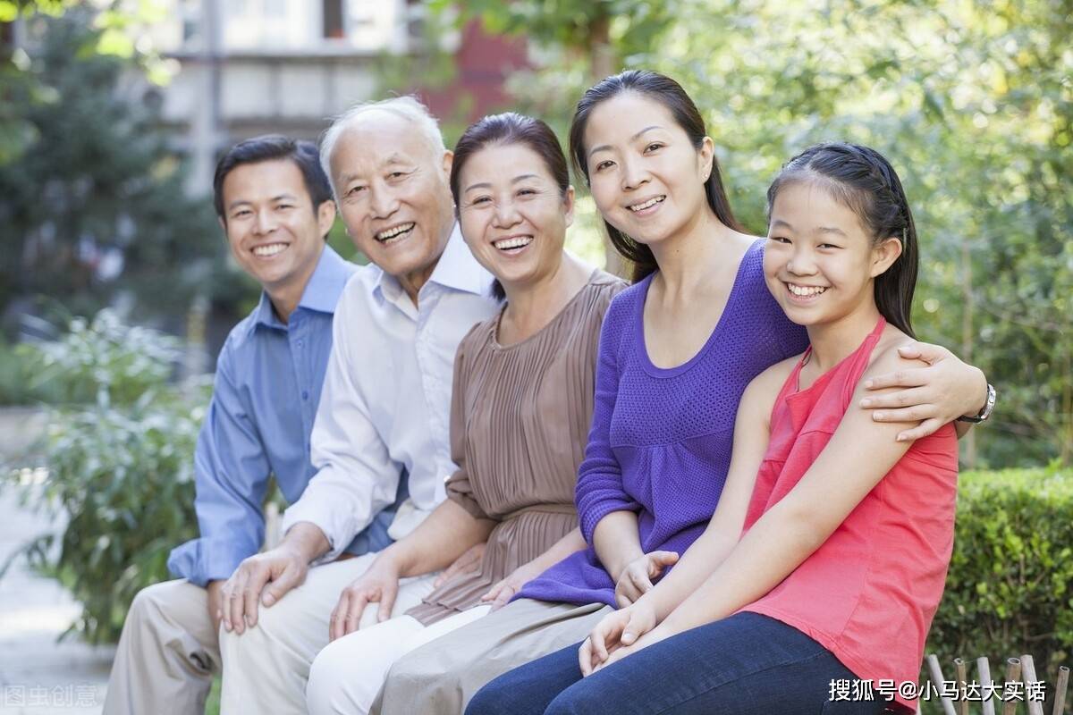 带娃摘草莓，9个拍照姿势，愿新的一年，每天都能“莓”开眼笑！_搜狐网, image size:1200x800