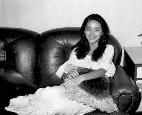 林青霞的悲伤:亲姐失散34年,母亲为她坐牢,与秦汉缠