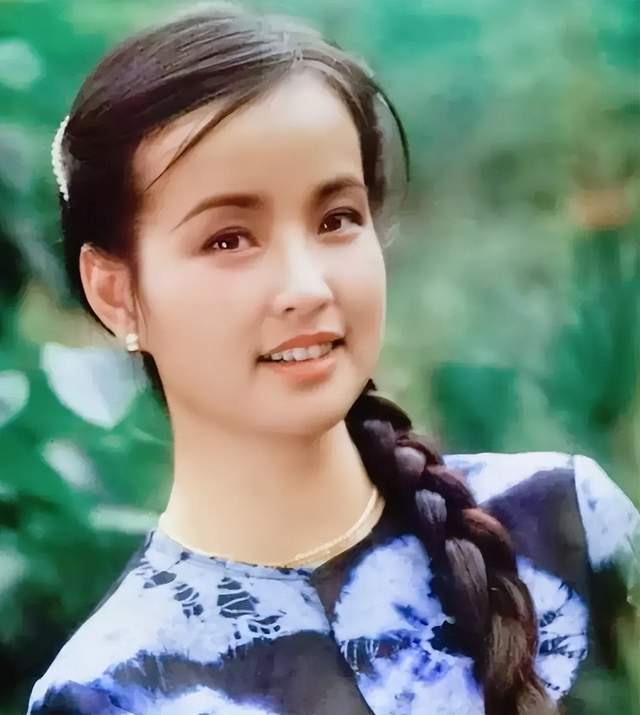 原创年近70岁的刘晓庆更新动态晒年轻旧照显青涩书法作品苍劲有力