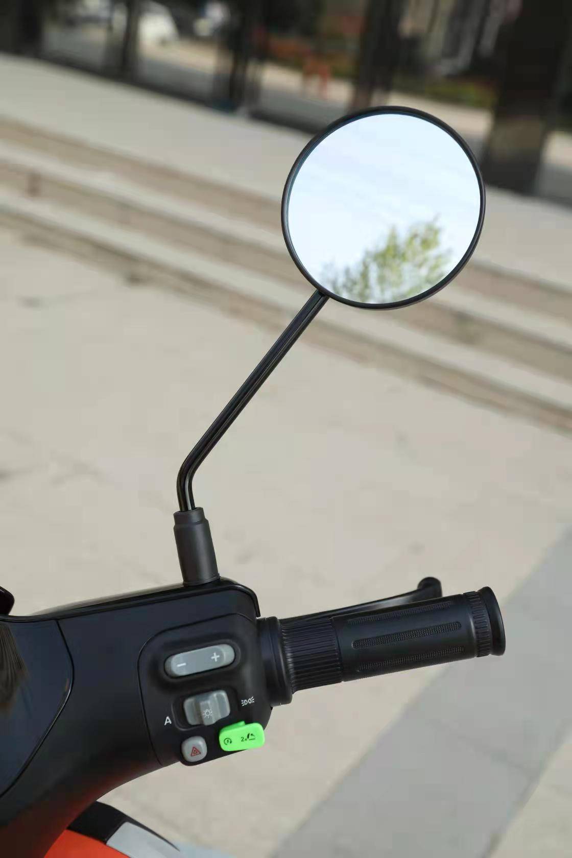 车头左右两侧都配置有后视镜,后视镜采用圆形设计,镜面效果比较好