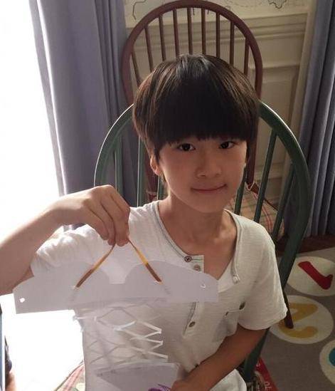 墙面上也是非常的可爱,画了一幅手绘的世界地图,窗帘选择是布艺的蓝色