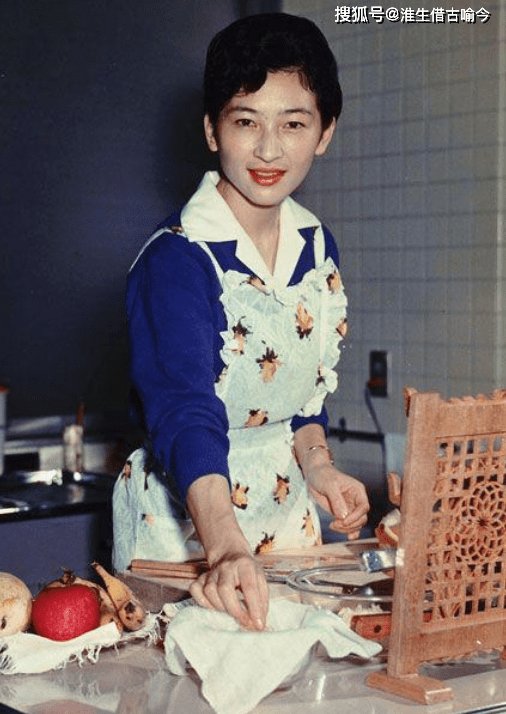 原创1964年美智子向诗丽吉行屈膝礼一个清水芙蓉另一个王冠闪耀