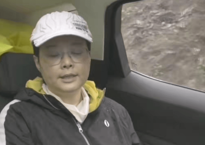 原创49岁袁立素颜现身医院脸庞皮肤变黑险认不出小11岁老公疑同行