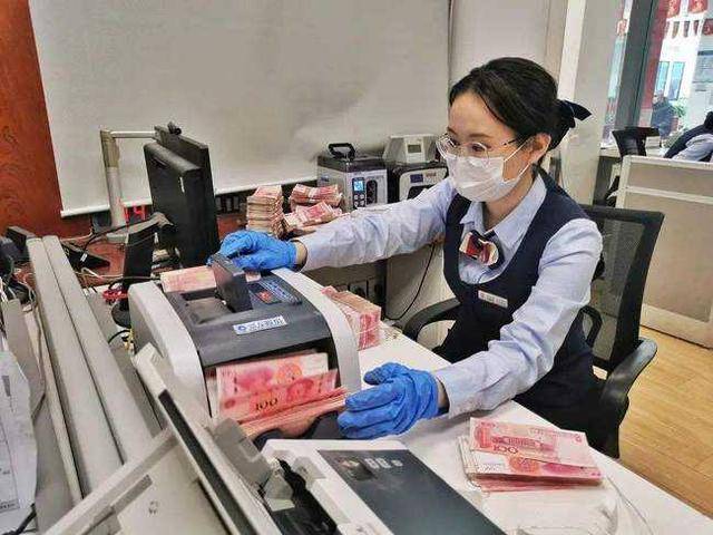 从去年开始央行叫停了异地存款,互联网存款,靠档计息等银行高息揽存的