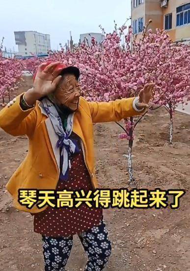 85歲馬玉琴疑精神出問題,手舞足蹈向空氣打招呼,網友:見鬼了_李玉成