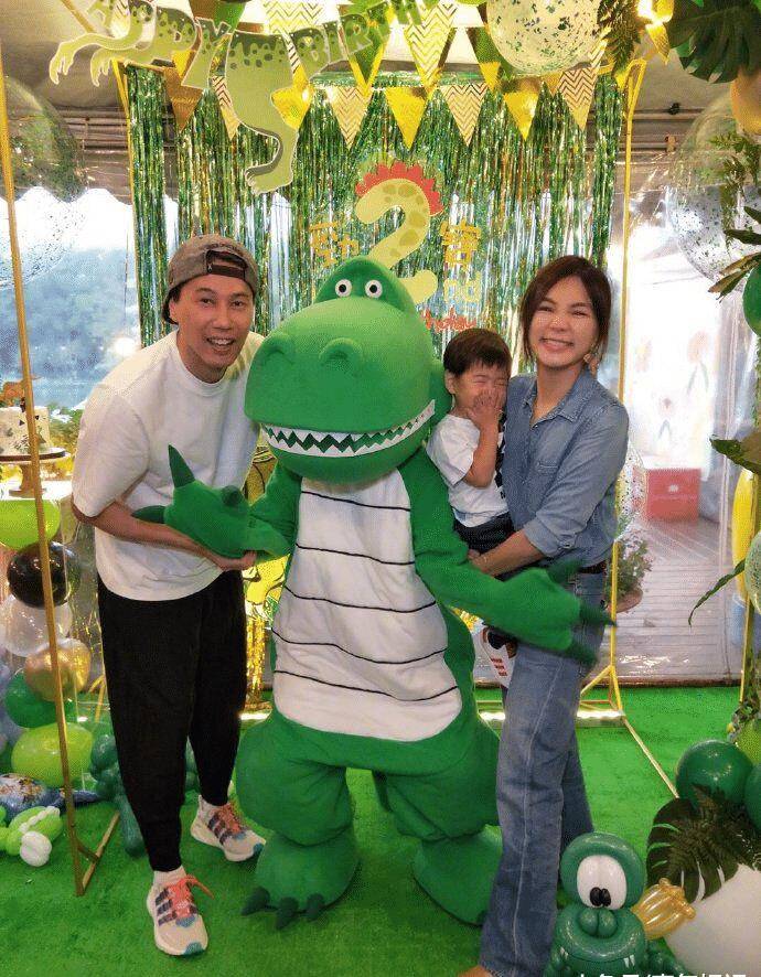 ella晒与老公合照庆结婚7周年,赖斯翔一招鲜吃透陈嘉桦-大秦号