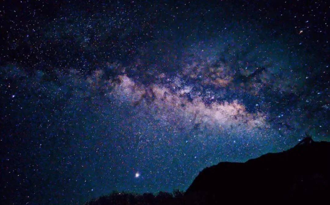 没有翻滚的热浪,在孟屯河谷与雪山草甸,冰川湖泊,原始森林置于同一片