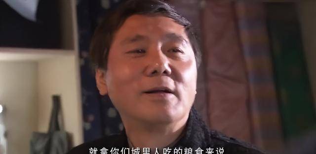关于外地人和本地人之间是否存在着一些差距,导演借用这部电视剧就