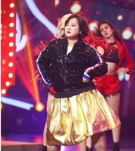 原创冯巩最得意的徒弟贾玲今年春晚她的衣服很特别也很有个性