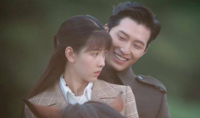 这部剧的原著叫作《倾城之恋》,是作家灵希的民国军阀三部曲之一