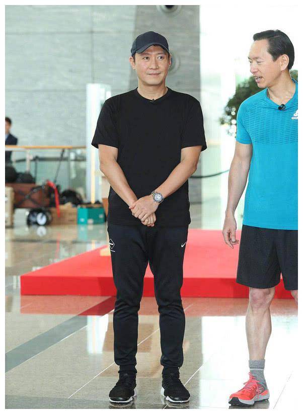 原创52岁黎明不服老一身黑装时髦又帅气简直不给小鲜肉留活路