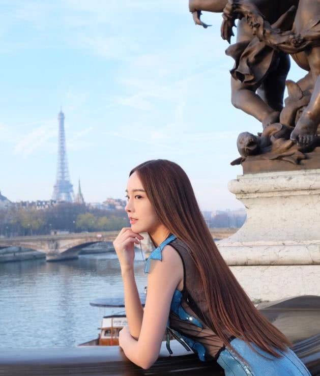 原创李云迪女徒弟德艺双馨背对相机弹钢琴网友却只留意蚂蚁腰