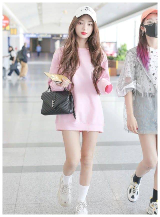 原创李紫婷最大方的一次秀腿只穿卫衣走机场不料学生党纷纷模仿