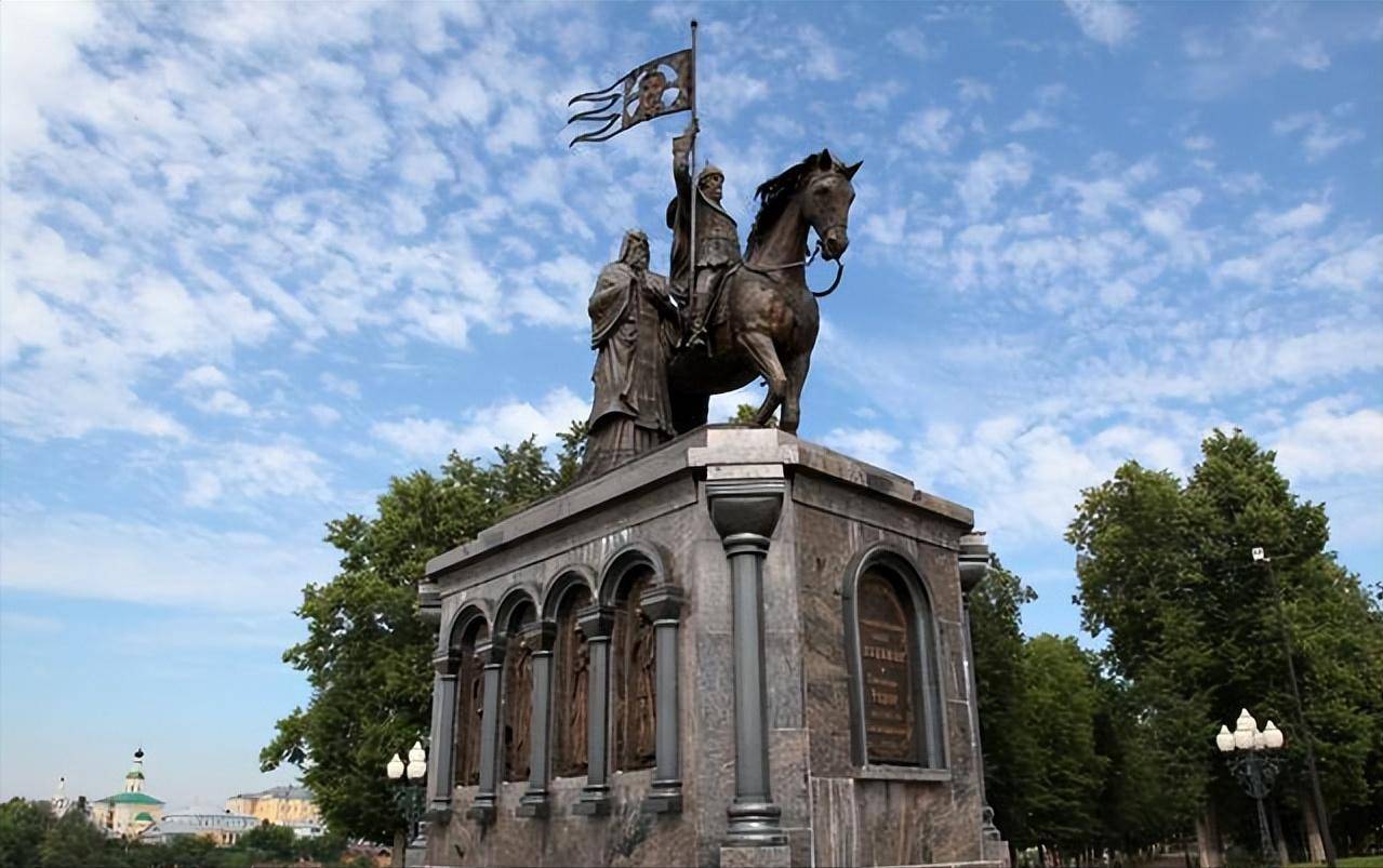 弗拉基米尔大公雕像到了10世纪末,基辅罗斯的最高统治者斯维亚一世