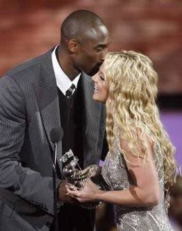 细数知名nba球星科比的女朋友布兰妮是青春瓦妮莎是终点