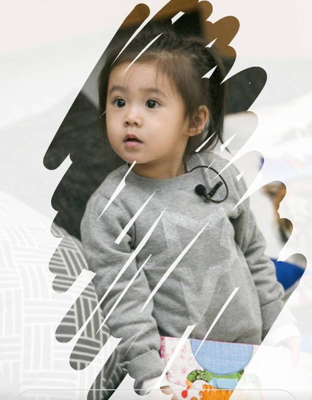 贾静雯女儿咘咘4岁了,撩爸功力渐增,小小年纪十分重视姐妹情_修杰楷