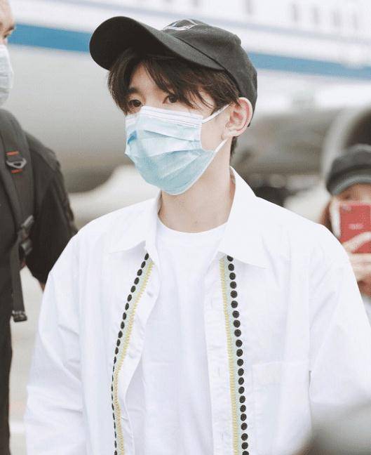 原创19岁王源拍摄杂志当滤镜关闭生图曝光时暴露真实一面