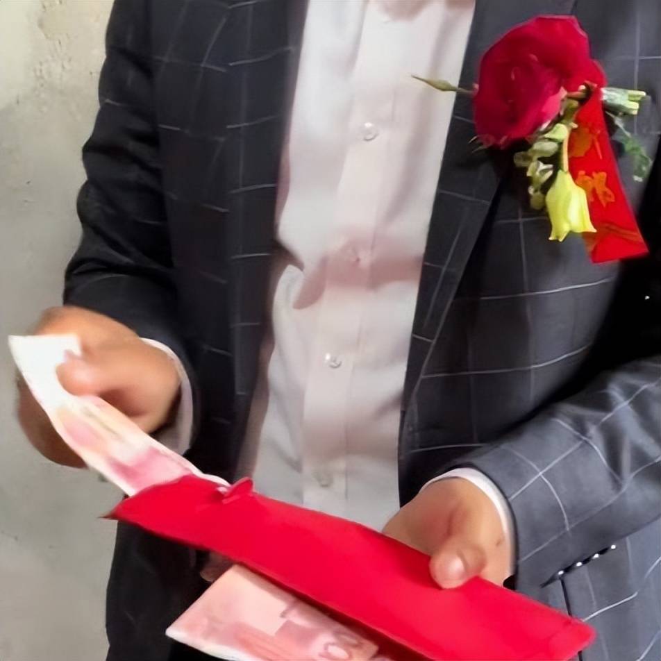 江苏徐州:新郎到新娘家接亲,丈母娘发红包,1万元新郎只收100元_大红包