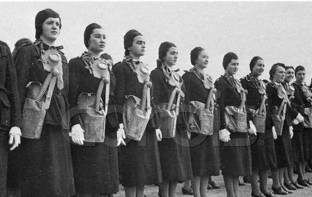 二战，为啥苏联女兵不穿裤子，而穿短裙打仗？说了你别不信