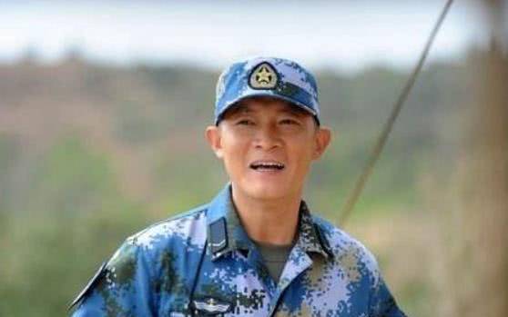 杨志刚12岁儿子罕露面,几年不见长成帅小伙,父子俩仿佛复制粘贴