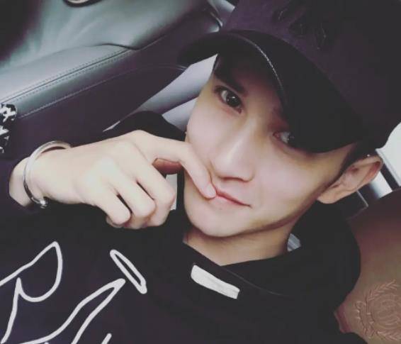 刘洲成接商演,直播向黑粉展现实力,没成想一个人要干三个人的活_刘