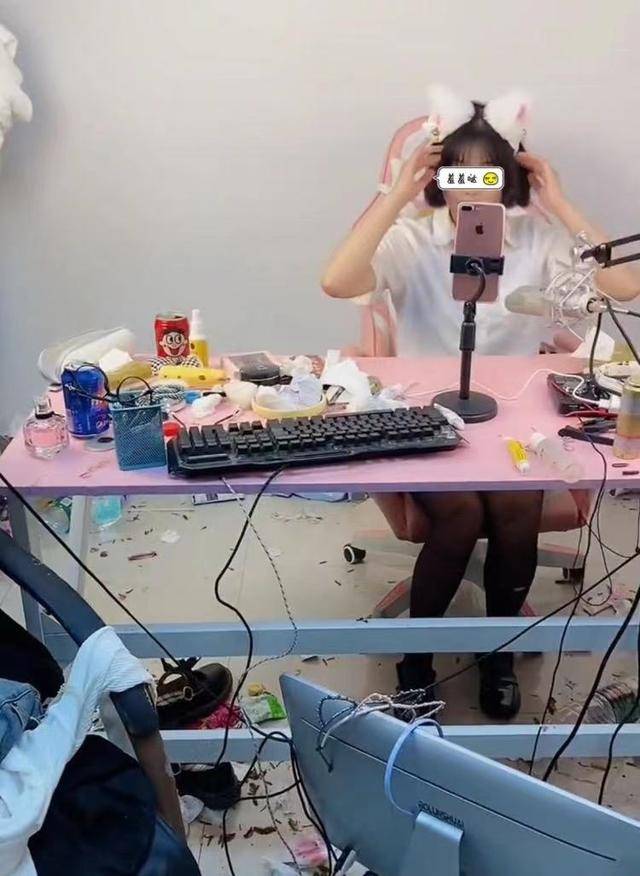 原创一位女主播直播的时候穿着光鲜亮丽没想到她的房间垃圾满地