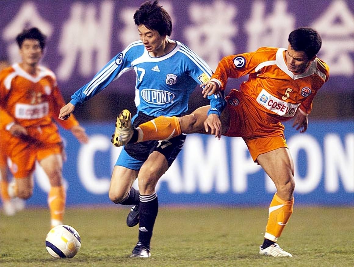 场比赛在大连市金州体育场上演,中超和足协杯双冠王大连实德坐镇主场