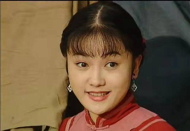 原创小桃红扮演者近况曝光打扮贵妇范儿足老公身份成谜