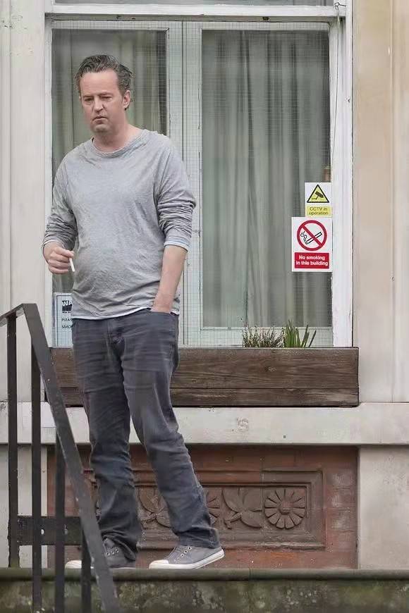 52岁老友记钱德勒变油腻大叔头发灰白挺大肚网友别糟蹋自己