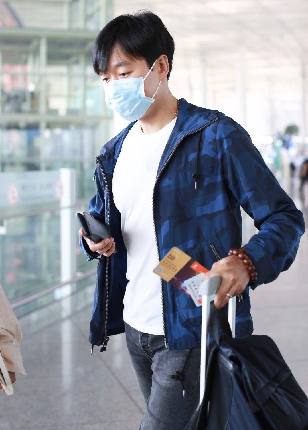 原创佟大为关悦现身机场打扮低调以为是路人佟大为穿搭哪像41岁