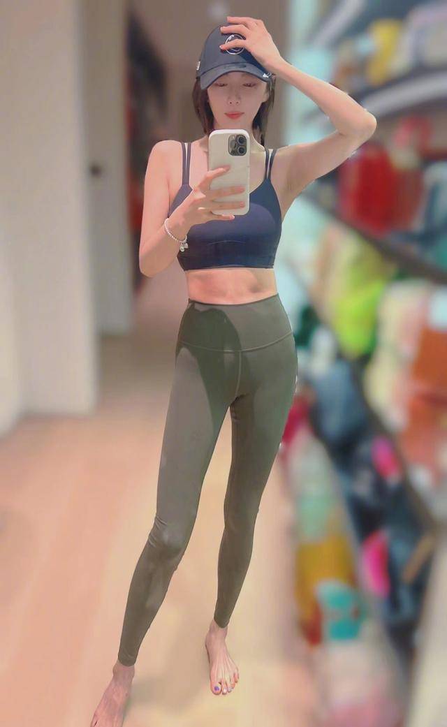 张雨绮剪掉长发更美了穿露肩拖尾连衣裙一改御姐范太甜美