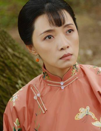 这位伟大的女性李云龙的妻子秀琴扮演者梁林琳就是我们今天要说的人物。梁林琳的演技是大家都认可的，在电视