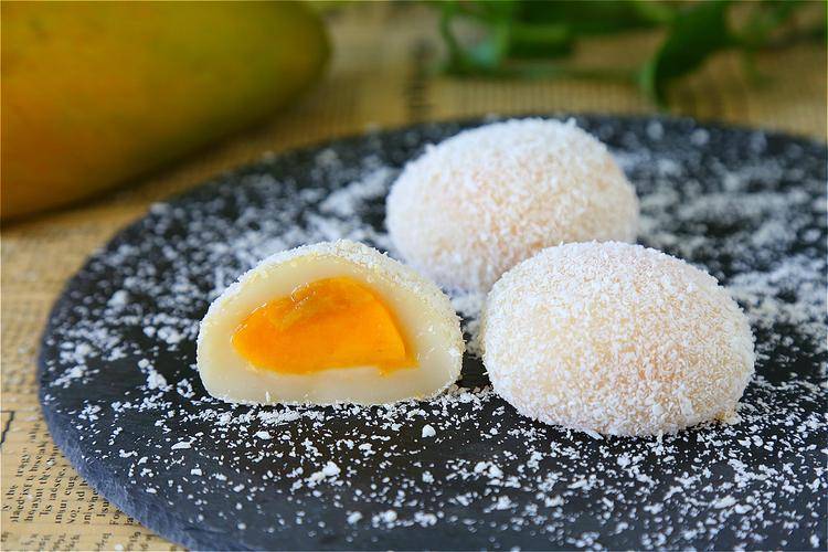 芒果糯米糍是用芒果糯米粉制作的一道粤式传统风味小点心