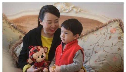 女兒也6歲了,去年是關凌和姬雲飛結婚十週年,關凌放出了全家福的照片